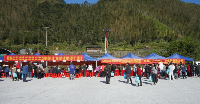 “民族团结同心圆 健康同行促和谐”健康义诊活动现场.png