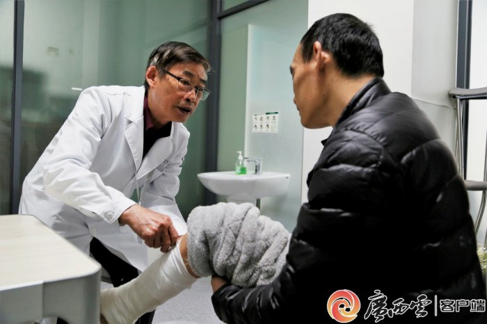 医院床位灯怎么关[广西日报]广西首届“最美医务工作者”故事丨兴安界首骨伤医院创始人、主任医师李兴云：一生为病人举灯_https://www.jmylbn.com_新闻资讯_第4张