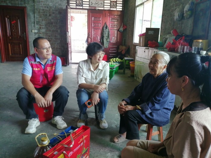 图片 帮扶干部入户走访.jpg