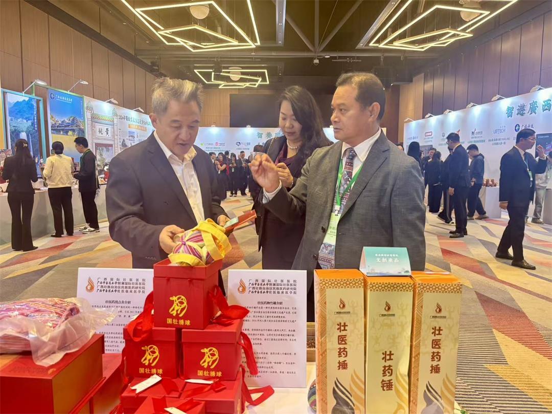 黄国东为到场嘉宾介绍壮医药文化.jpg