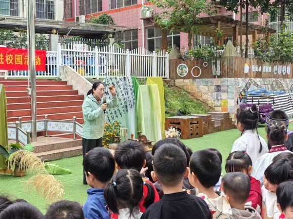 格式工厂图1-1 在广西卫幼,科普老师向同学们普及中药材知识.jpg