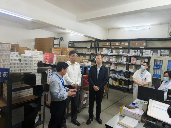 国家卫生健康委药政司调研组在龙州县人民医院调研.png