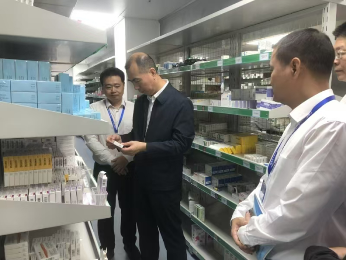 国家卫生健康委药政司司长张锋(左二)一行在东兴市人民医院调研.png